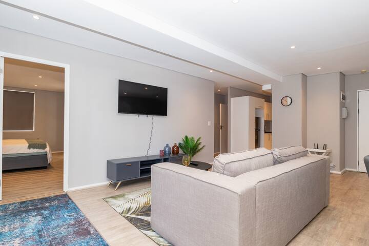 3 B.R. Apartment in City Center with Hotel Perks gallery image 2