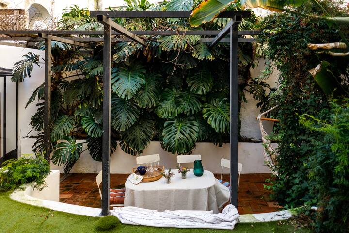 Charming Apt | Heated Pool & Private Garden gallery image 3