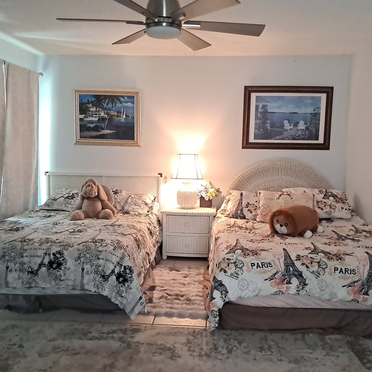 ห้องพักมีเตียงควีนไซส์ 2 เตียงและประตูที่สามารถเข้าถึงลานด้านหลังและพื้นที่บาร์บีคิวได้