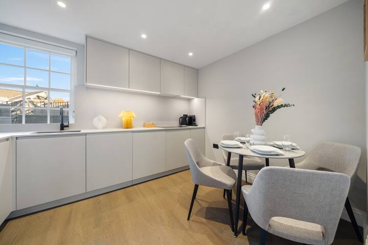 AC | Luxury Stylish 2BR/3BA Townhouse Hampstead gallery image 4