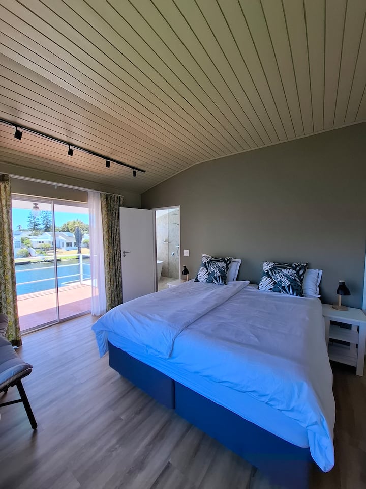 Velika glavna spavaća soba s bračnim krevetom, mnogo prostora za odjeću, vlastitom kupaonicom i privatnim balkonom.