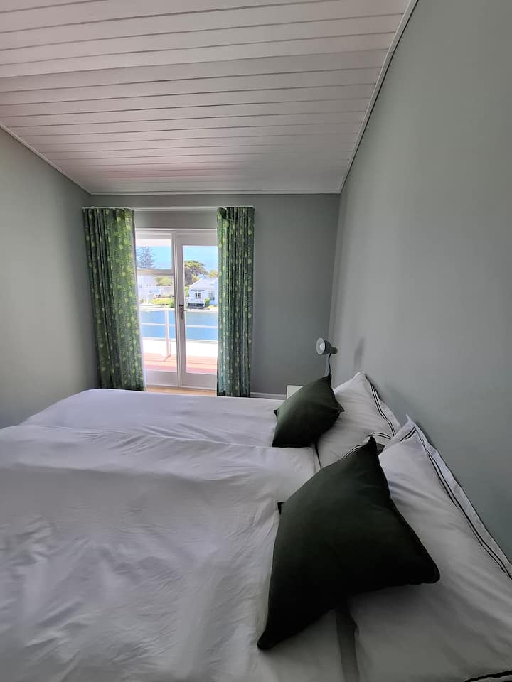 Krasna spavaća soba 3 s bračnim krevetom (160x200), privatna kupaonica, balkon