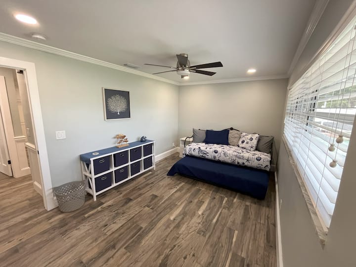 Krevati me çarçafë të konvertuar nga "Twin" në "Queen" 

Shënim: Dollap privat i kyçur për pajisjet e pastrimit të pronarit të shtëpisë