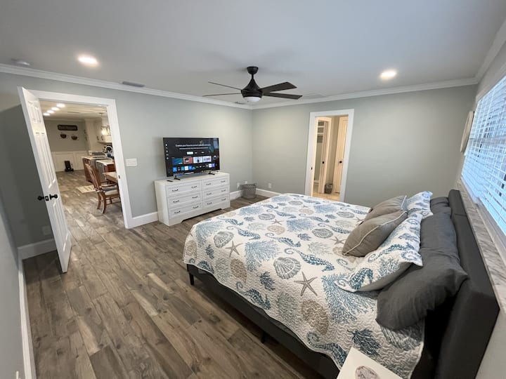 Dhomë gjumi e madhe kryesore me dush të plotë dhe dollap me rrota