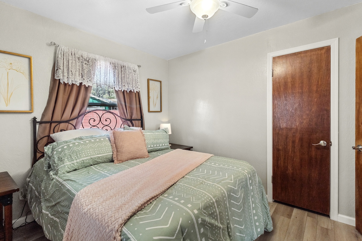 Útulná manželská posteľ s mäkkou posteľnou bielizňou, ideálna na pokojný spánok. Žehlička a žehliaca doska sa nachádzajú v tejto skrini v spálni.

Pri jazere, hory, golf, lyžovanie, príroda, pokoj, vonku, jazerá, rodina, zrub