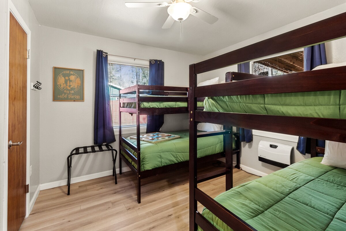 Očarujúca druhá spálňa s dvoma oddelenými posteľami pre celkovo štyri dvojčatá. Skvelý priestor pre deti alebo zopár dospelých. Pack n Play a vysoká stolička sú pod posteľami.

Pri jazere, hory, golf, lyžovanie, príroda, pokoj, vonku, jazerá, rodina, zrub