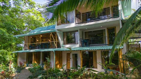 White Pearl Beachfront/Pool/AC/Sleeps 13