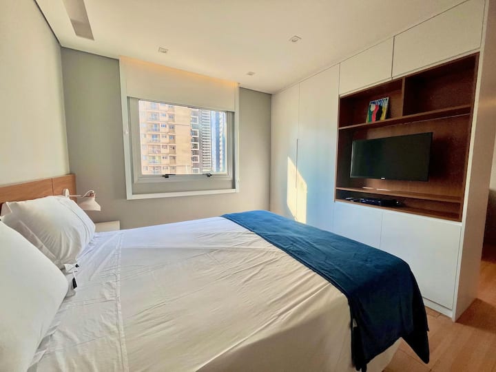 Soba opremljena bračnim krevetom, klima-uređajem, TV-om, prostorom za odlaganje odjeće, ogledalom u punoj visini, posteljinom, pokrivačima, dodatnim jastucima, zavjesama za zamračenje i ogledalom u punoj visini. 