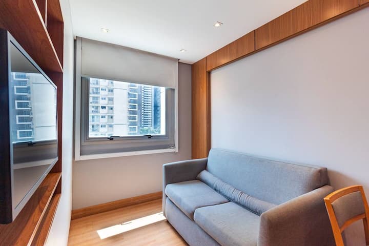 Integrirani dnevni boravak, opremljen kaučem na razvlačenje, klima-uređajem, TV-om, zavjesom za zamračenje i blagovaonskim stolom.