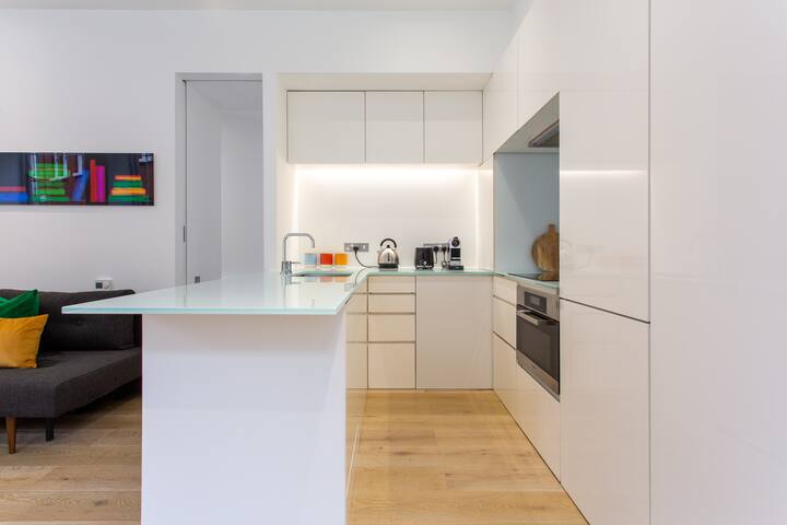 Mayfair | 5-Min to Oxford Circus Station | Lift gallery image 5