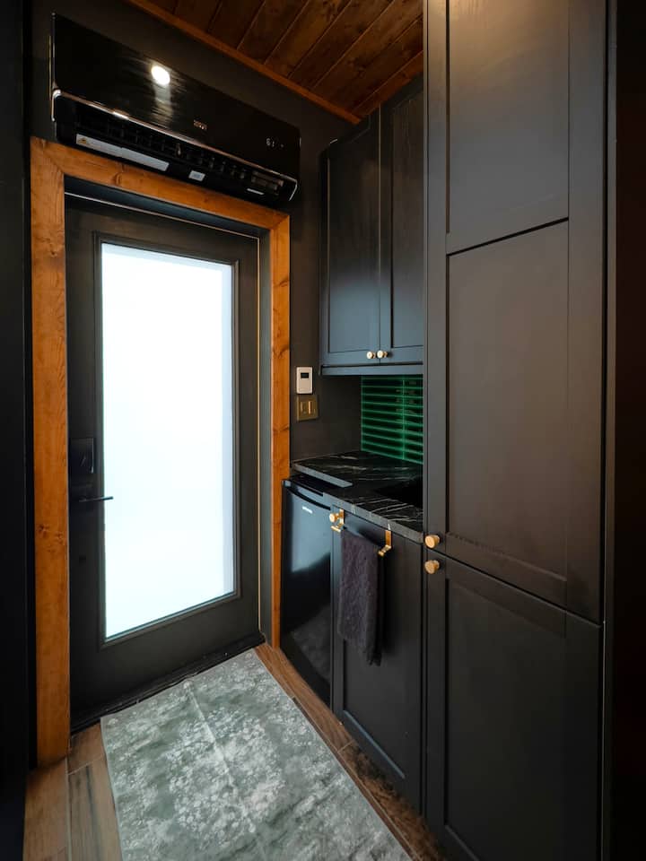 Luxe Creekside Glass Suite, Hot Tub + Soaking Tub - North Carolina