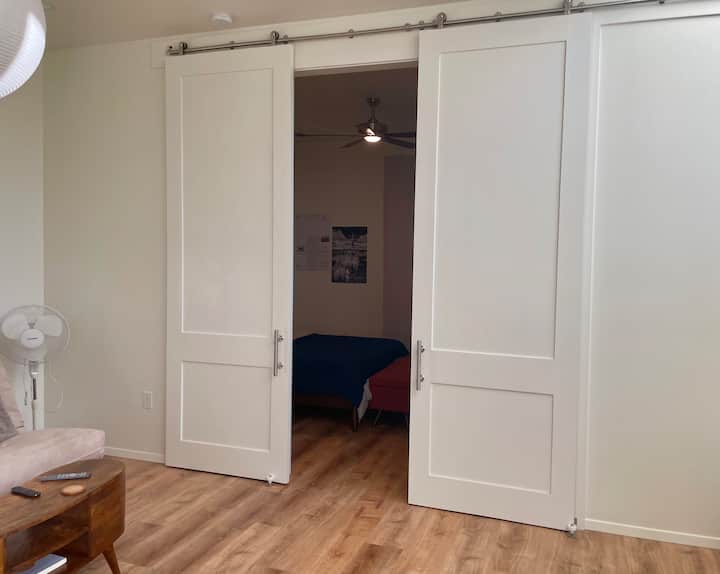 Milango ya banda la chumba cha kulala inateleza wazi au imefungwa kwa ajili ya faragha