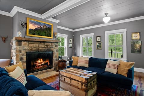 Fern Leaf Farmhouse - Pool & Pickleball Court