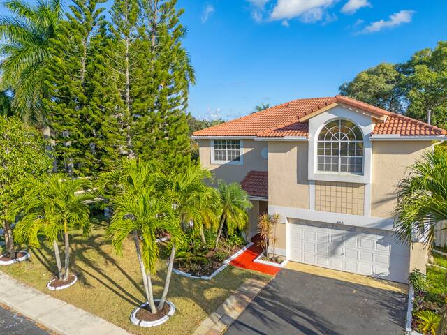 Tropical Escape w/ Pool – Prime Location