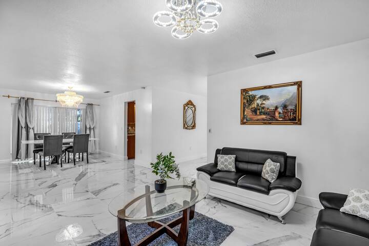 Tropical Escape w/ Pool – Prime Location gallery image 2