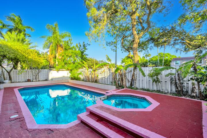Tropical Escape w/ Pool – Prime Location gallery image 3