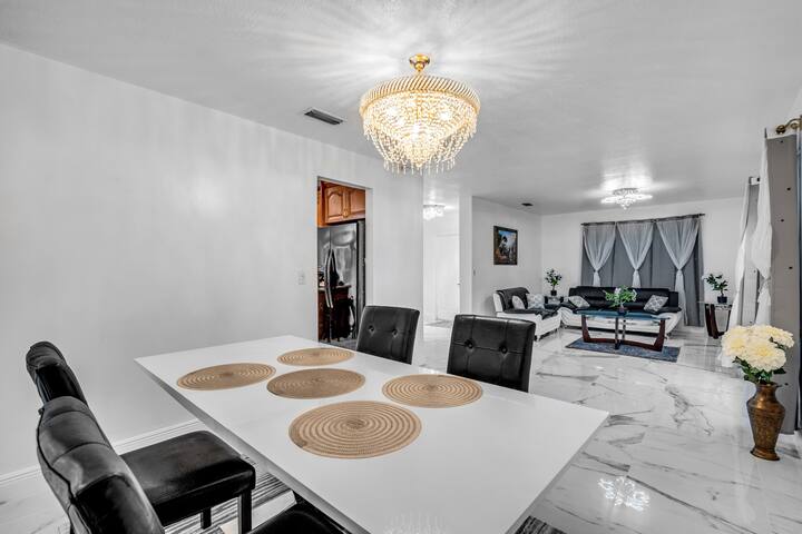 Tropical Escape w/ Pool – Prime Location gallery image 5