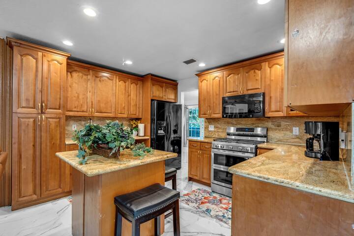 Tropical Escape w/ Pool – Prime Location gallery image 4