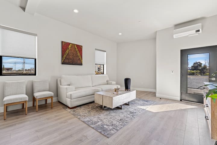 Влезете во модерна оаза на смиреност и релаксација во овој прекрасно дизајниран простор во дневната соба “