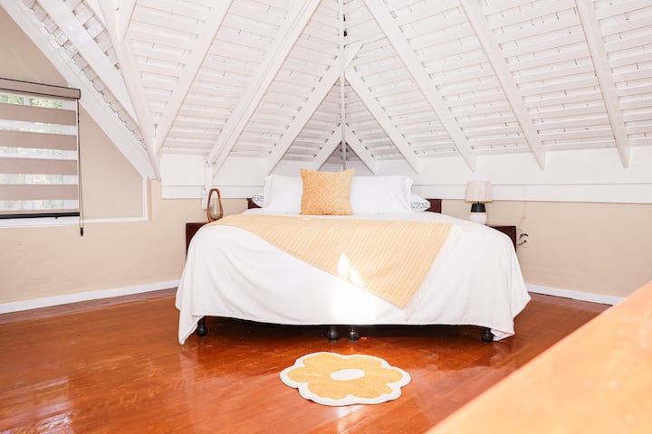 „განიტვირთეთ ამ ფართო ლოფტში, რომელშიც დგას დიდი ზომის საწოლი და სრული სიმაღლის კომფორტი იდეალურ დასვენებაში.