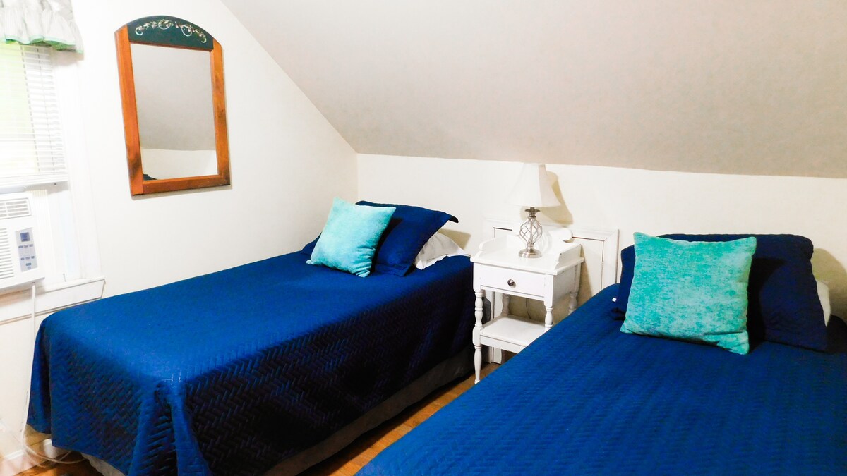 Två sovrum med Roku-TV och fönster-AC