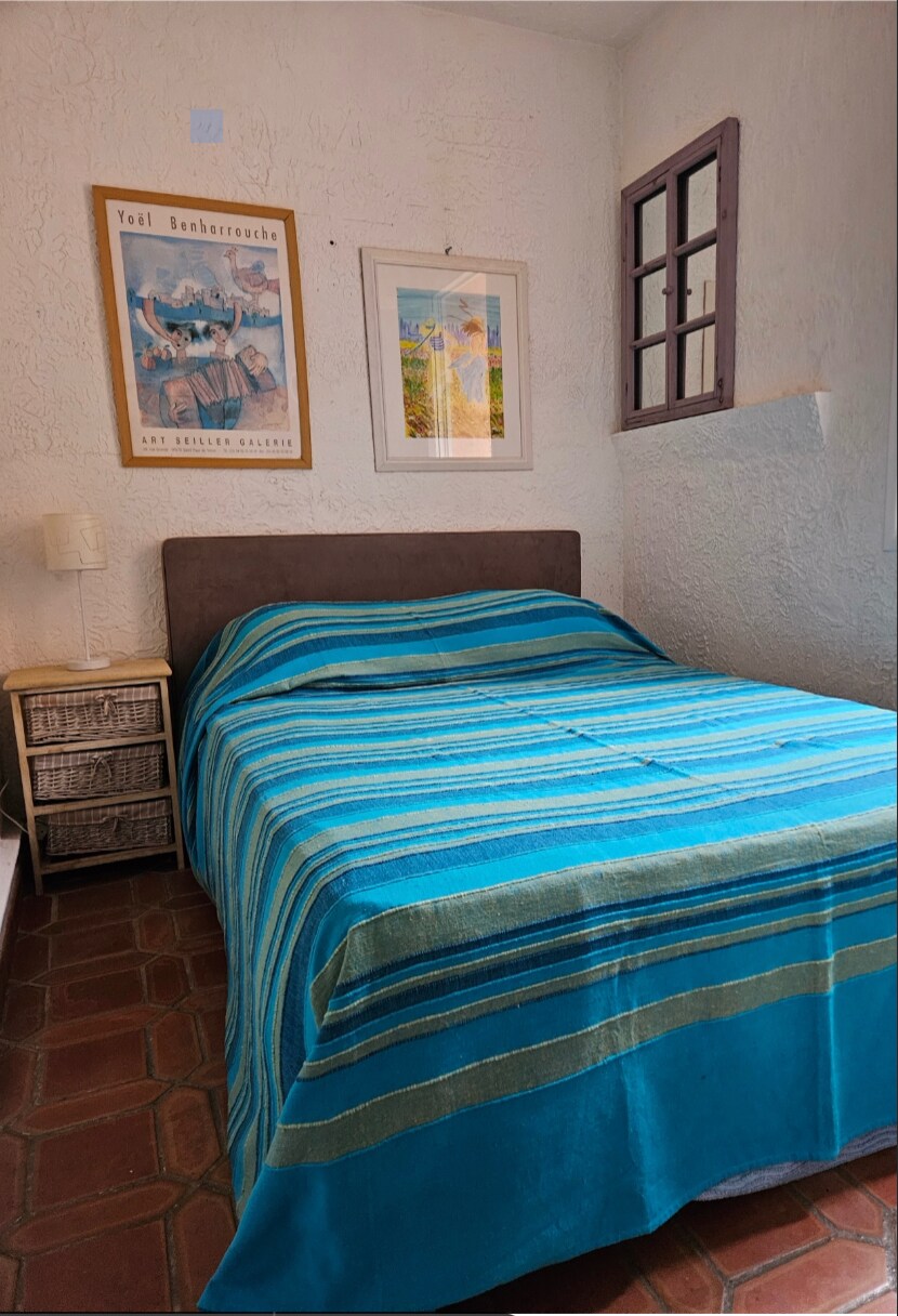 חלל פואטי שבו המימדים מעדיפים אווירה אינטימית, מושלם למנוחה ולהרהור. המצעים בגוונים כחולים מזמינים אתכם להירגע ולהתנתק.