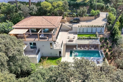 Scandi villa, breathtaking sea views, heated pool