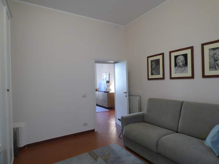 ห้องนอนที่ 2 ตกแต่งด้วยฟูกนอนคู่ที่สะดวกสบายสุดๆเหมาะสำหรับการนอนหลับใหม่ กำแพงอุดมไปด้วยรูปถ่ายหลายๆรูปที่แสดงให้เห็น Pietà ที่มีชื่อเสียงของ Michelangelo ซึ่งเพิ่มสัมผัสของศิลปะและวัฒนธรรมให้กับสิ่งแวดล้อม