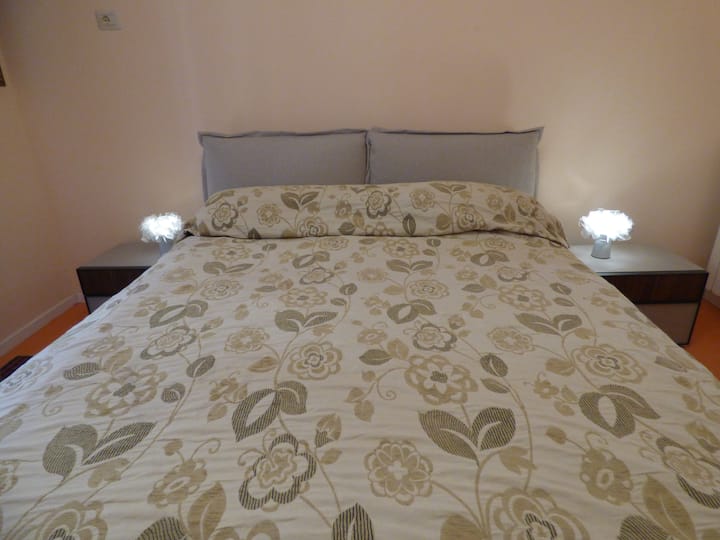 เตียงมีฟูกนอนที่นุ่มสบายมากพร้อมท็อปเปอร์ซึ่งรับประกันการพักผ่อนที่ดีที่สุด หมอนหนุนให้ความสะดวกสบายเป็นพิเศษในขณะที่หมอนเสริม 2 ใบช่วยเพิ่มสไตล์และความประณีตทำให้การตั้งค่ามีความสง่างาม