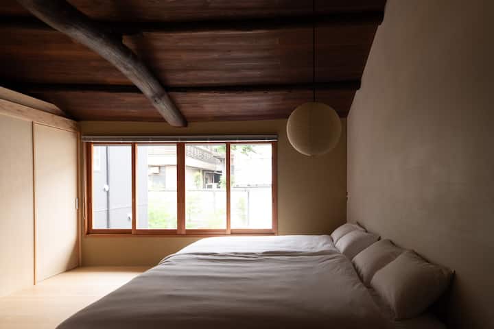 La suave luz de la mañana, las texturas naturales y la belleza tranquila de un machiya de Kioto.
La lámpara de papel es de Isamu Noguchi: sencilla, atemporal y llena de calidez.