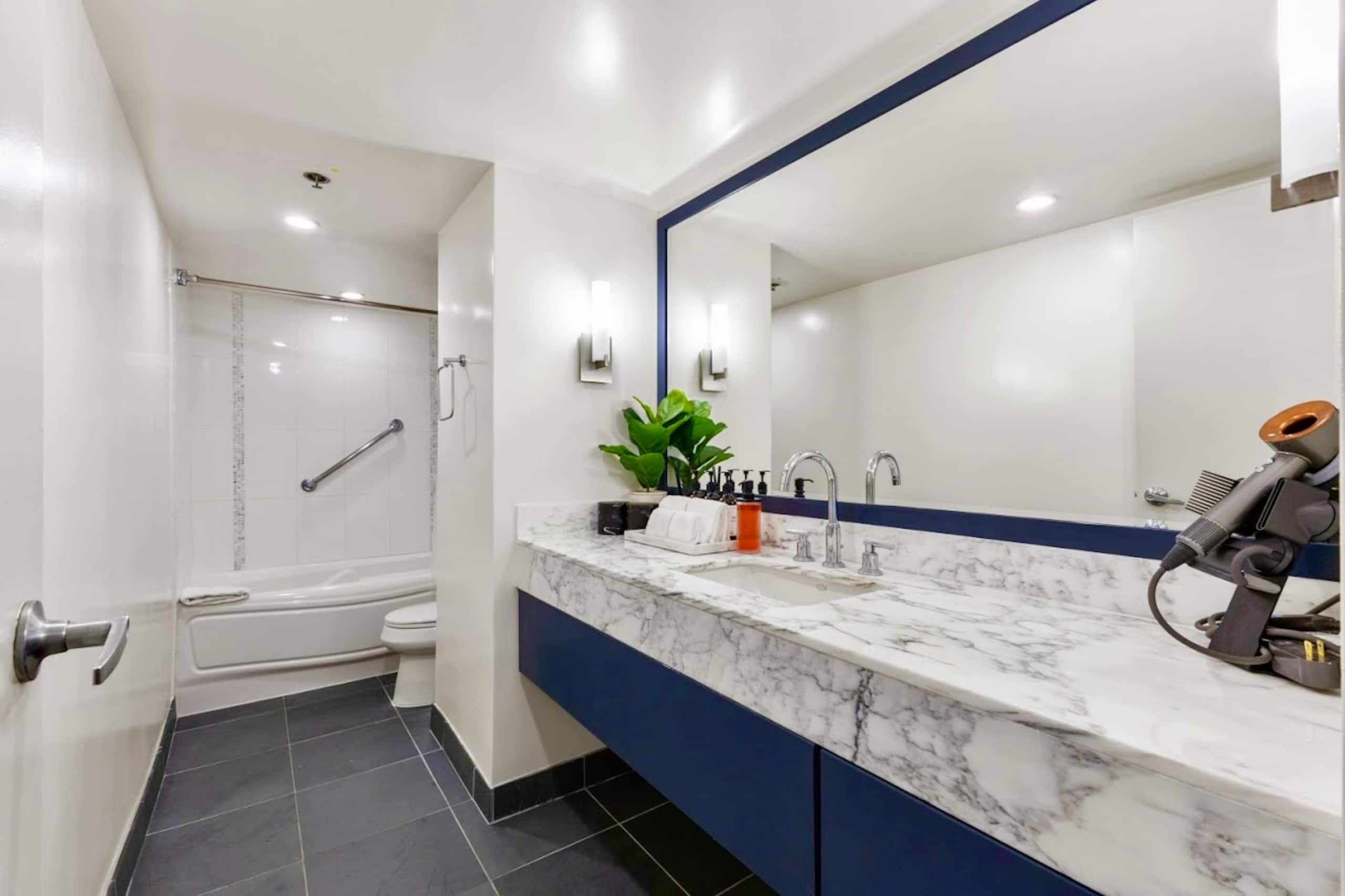 11FL-Upscale King Suite-Corner Unit-Ala Moana Hotel~ - Image 13