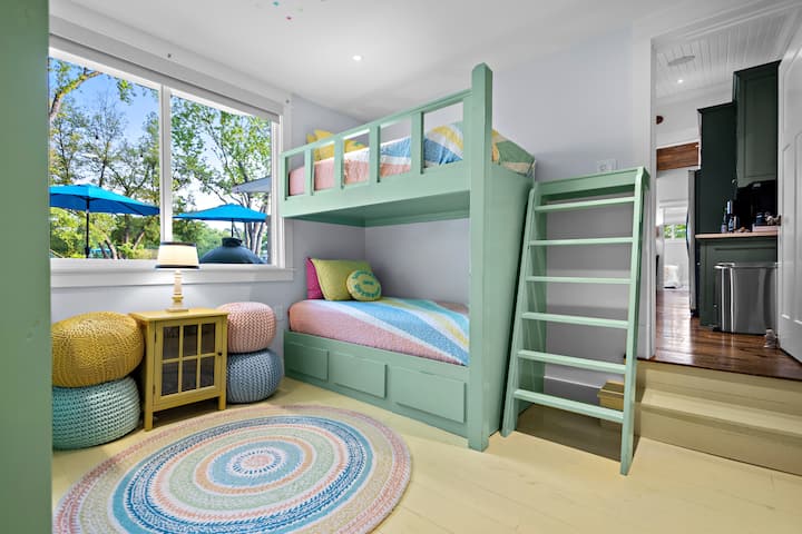 مرحبًا بك في بيت أطفال ملون يثير الخيال والفرح! إنه الملاذ المطلق. يمكن أن تستوعب الأسرّة البالغين. مع الألوان الزاهية والتفاصيل المرحة، إنه المسكن المثالي لصنع ذكريات دائمة.