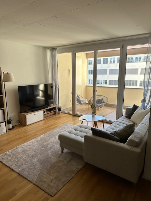 Top performing Airbnb: Modern 2.5-Room Apartment at Letzipark | Workspace in Altstetten