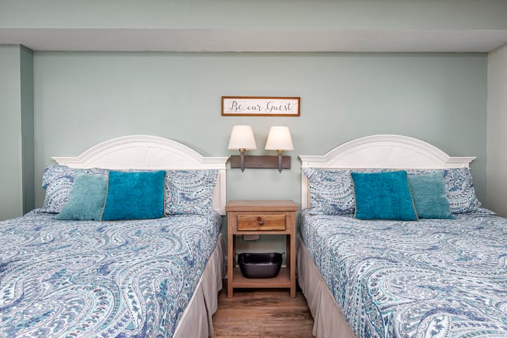 Dhoma e gjumit ka dy krevate të rehatshëm dopio "queen"