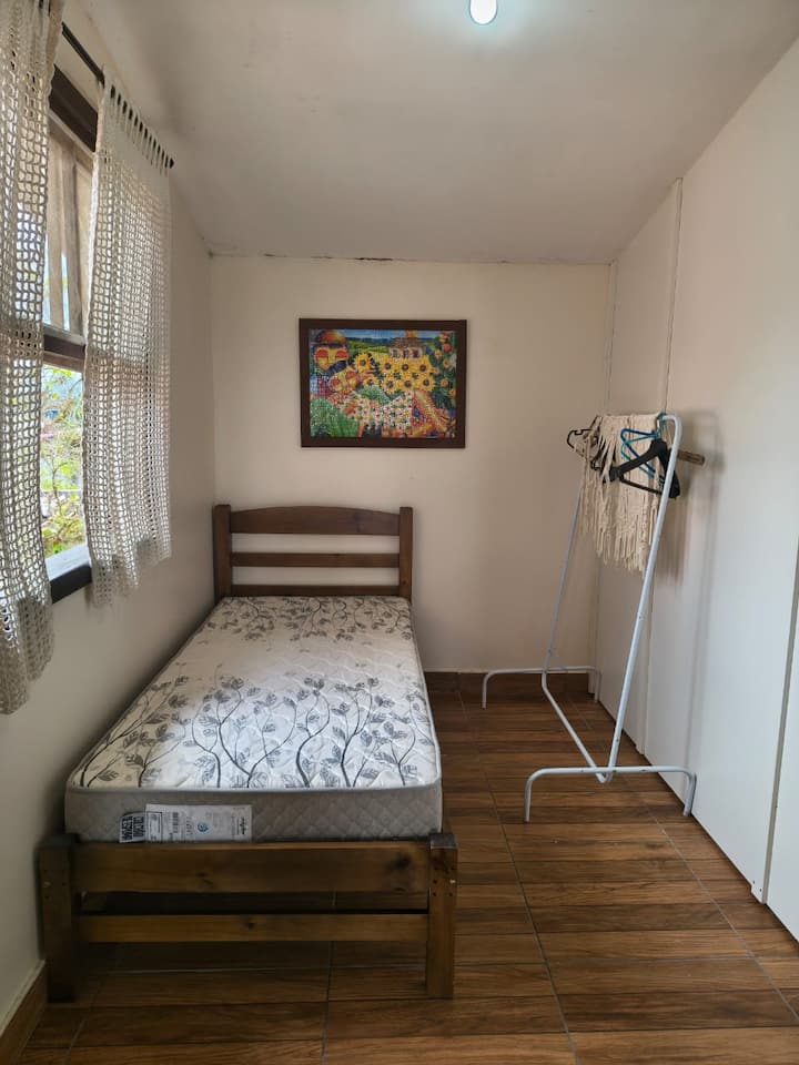 1 habitación con una cama individual