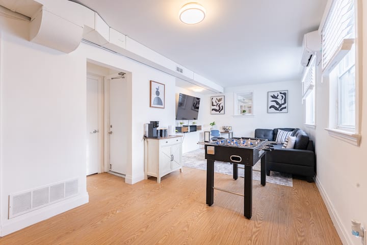 2min>dt|cowboys|full-kitchen|65 Inch Tv - London, Ontario