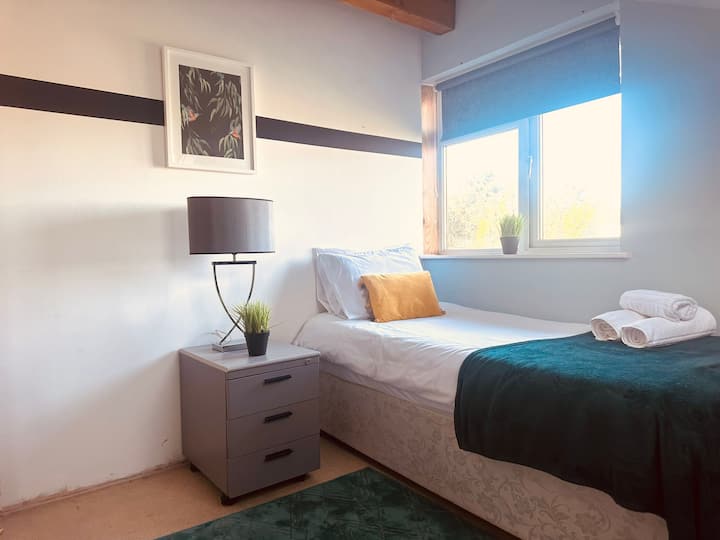 Гушнете се во стилски чисти крпи, кадифени перници и удобна ламба за да го осветлите вашиот пат.