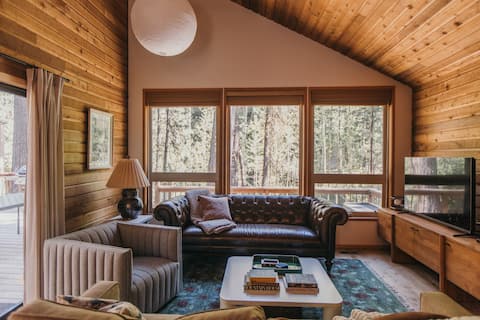 Pet Friendly  Cabin w/ AC- King Beds -Walk to Pool