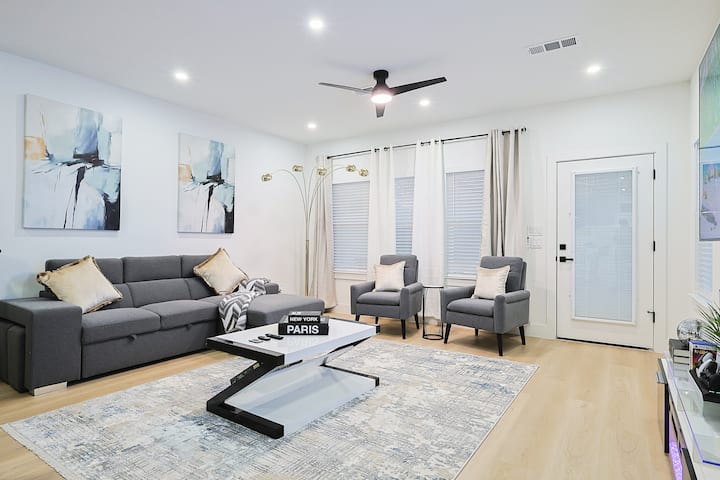 Disfruta de lujo y entretenimiento en la sala de estar equipada con TV inteligente 85inc, sofá cama convertible, juegos de la estación de juegos (PS5) y muchos juegos de mesa.