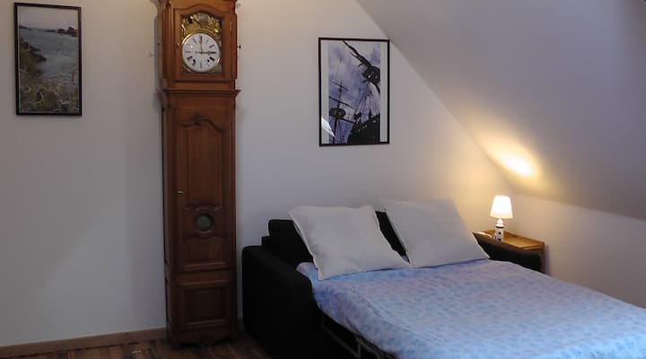 Cette chambre avec canapé-lit est en fait la moitié du vaste salon, que l’on peut isoler par un rideau épais. La pièce est éclairée par un puits de lumière naturelle qui n’est pas occultable : si cela vous gêne, des masques de nuit vous sont fournis.