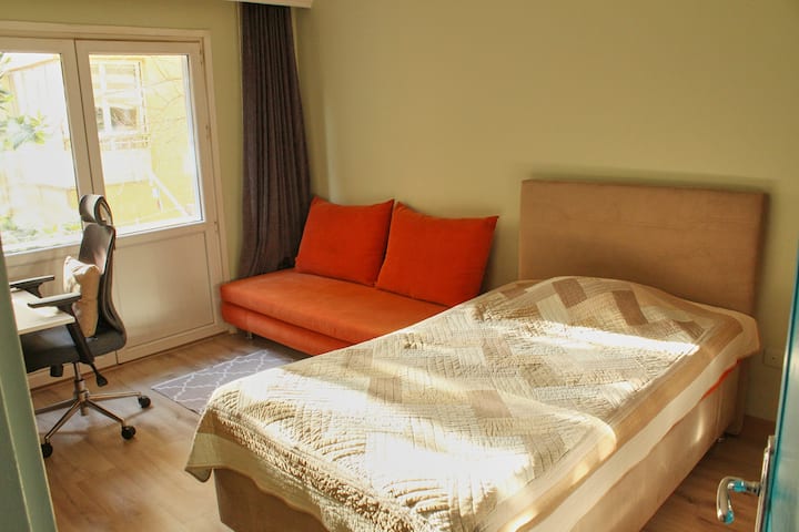 חדר אורחים. מיטה בגודל 1 עד 120 ס"מ וספה בגודל 120 ס"מ. ספה יכולה להיות שולחן עבודה נוח, Wi - Fi פרטי 