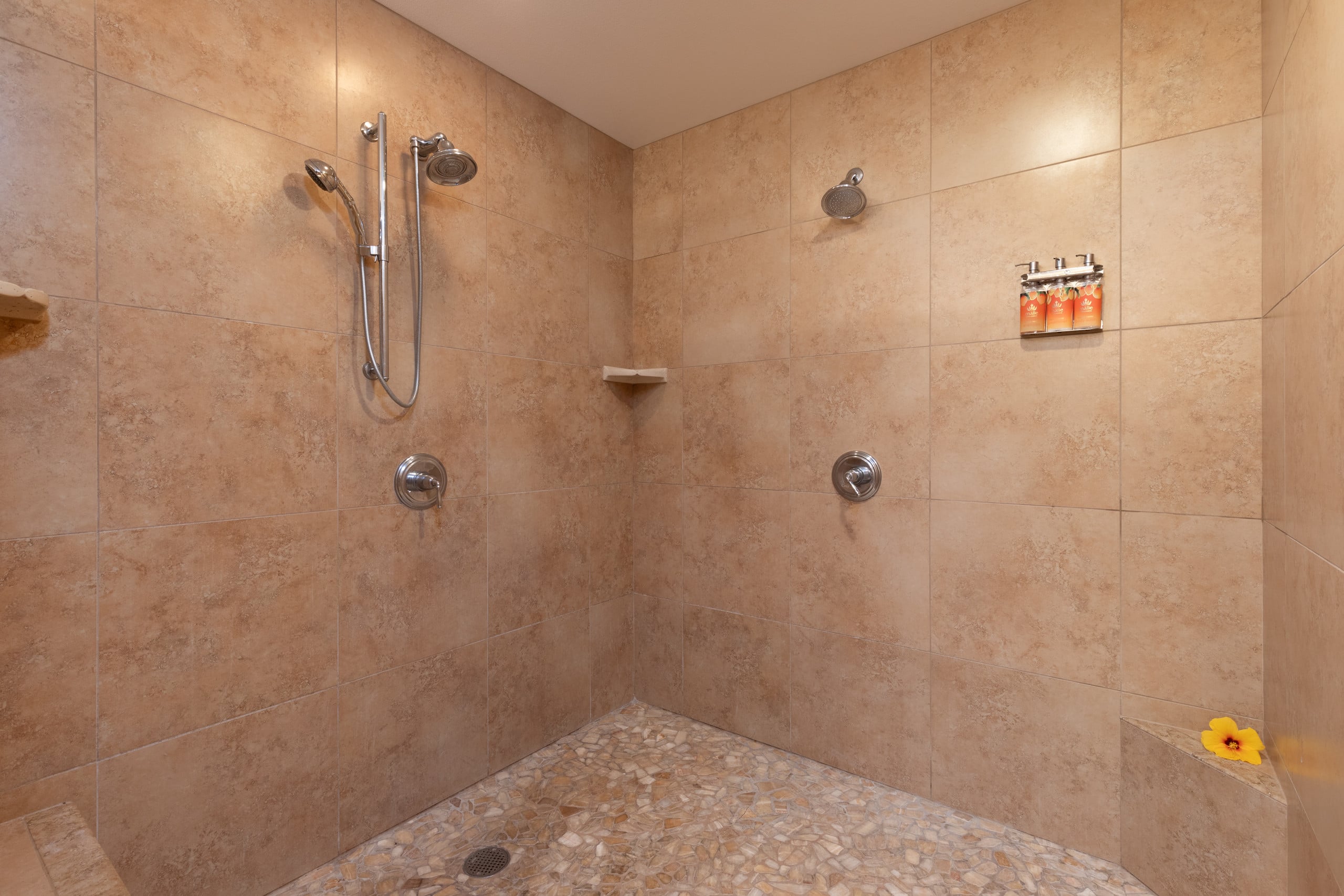 Home in Waimea · ★5.0 · 4 bedrooms · 6 beds · 3 baths - Image 18