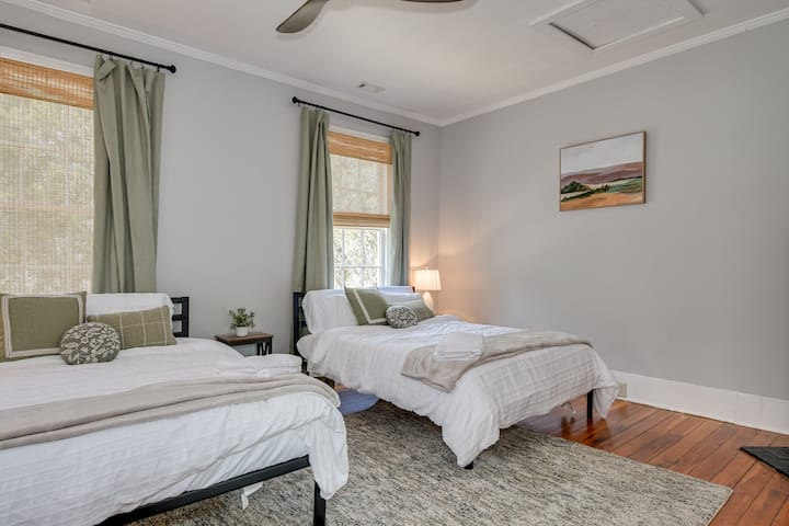 Спална соба на 2 ката
2 брачни кревета
Во прилог на спалната соба 5 со врата помеѓу нив