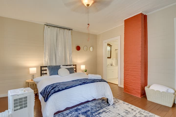 Куќа за превоз, одвоена од главниот дом
1 брачен кревет (широк 150-179 см)
Целосна сопствена бања
Микробранова печка и машина за кафе лоцирани во плакарот