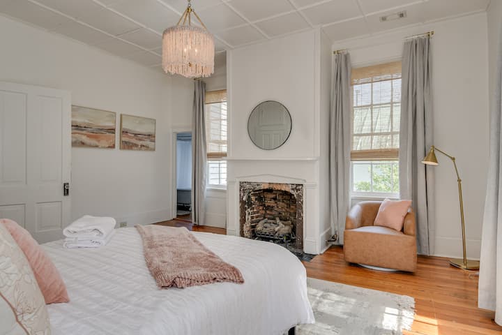 Спална соба на 2 кат
1 брачен кревет (широк 150-179 см)
Самостојна бања со тоалет 
Стол за читање 
Камин на плин