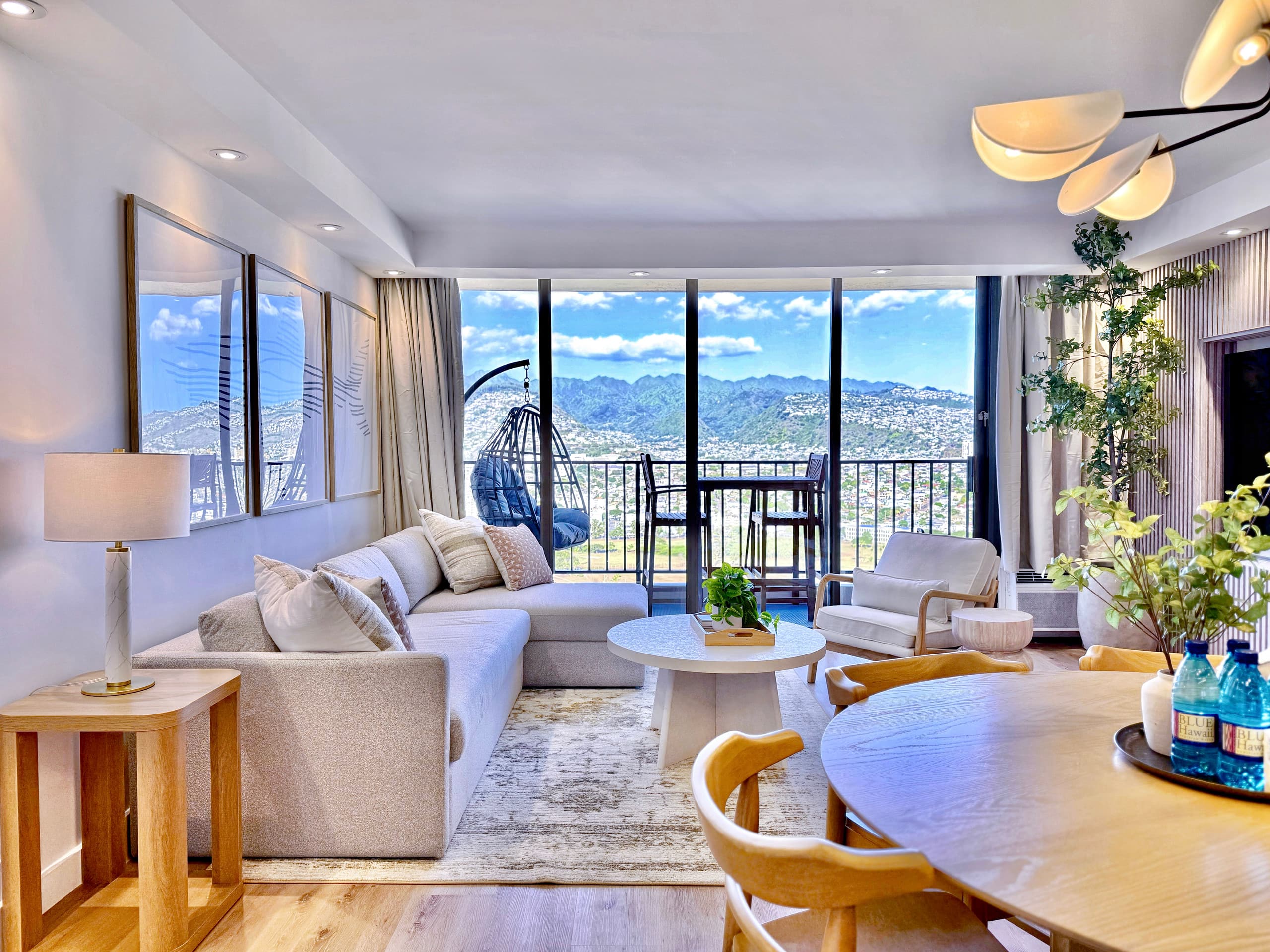 34FL-Upscale Mountain View 1BR-Waikiki w/Parking - Image 2