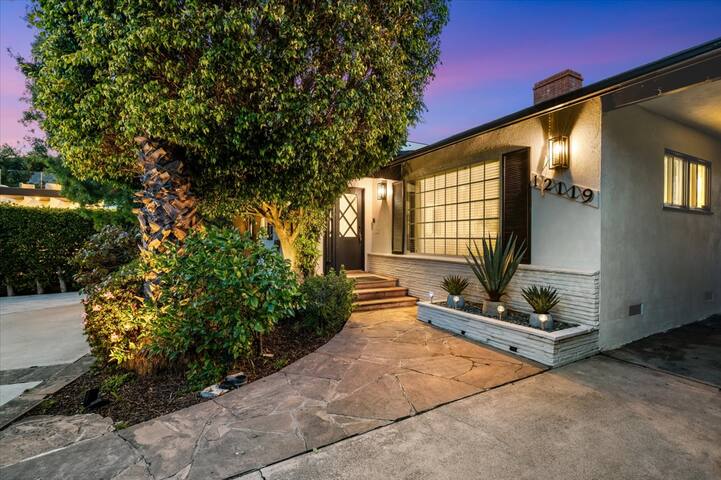 Chic Brentwood Getaway With Private Hot Tub