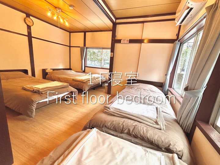 בחדר השינה בקומה 1,
3 מיטות יחיד
מיטה זוגית אחת
כן
הקומה הראשונה יכולה להכיל עד 5 אנשים.

* להזמנות של 1 עד 4 אנשים, רק הקומה הראשונה תהיה זמינה.אם אתם רוצים להשתמש בקומה השנייה עבור 1 עד 4 אנשים, אפשר לפנות אלינו.