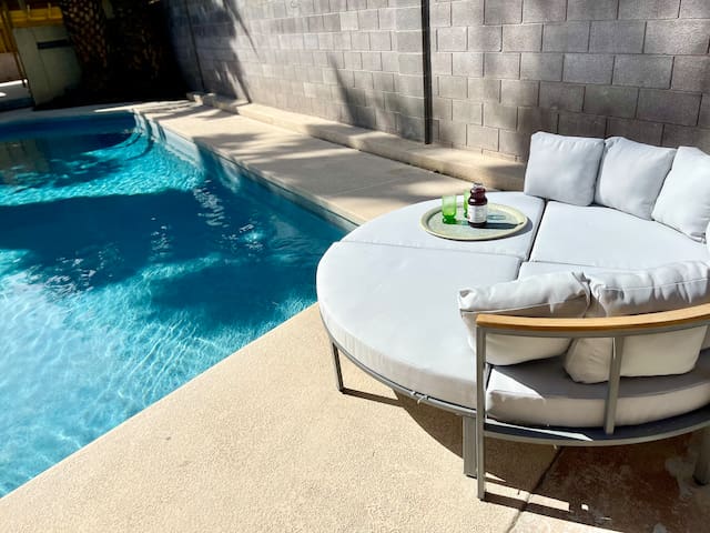 7BR Luxury Vegas Home w Cinema/Pool/Guest House*