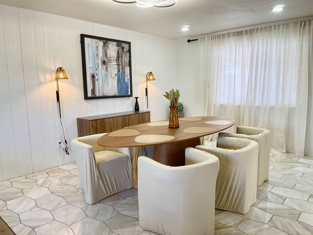 7BR Luxury Vegas Home w Cinema/Pool/Guest House* gallery image 4